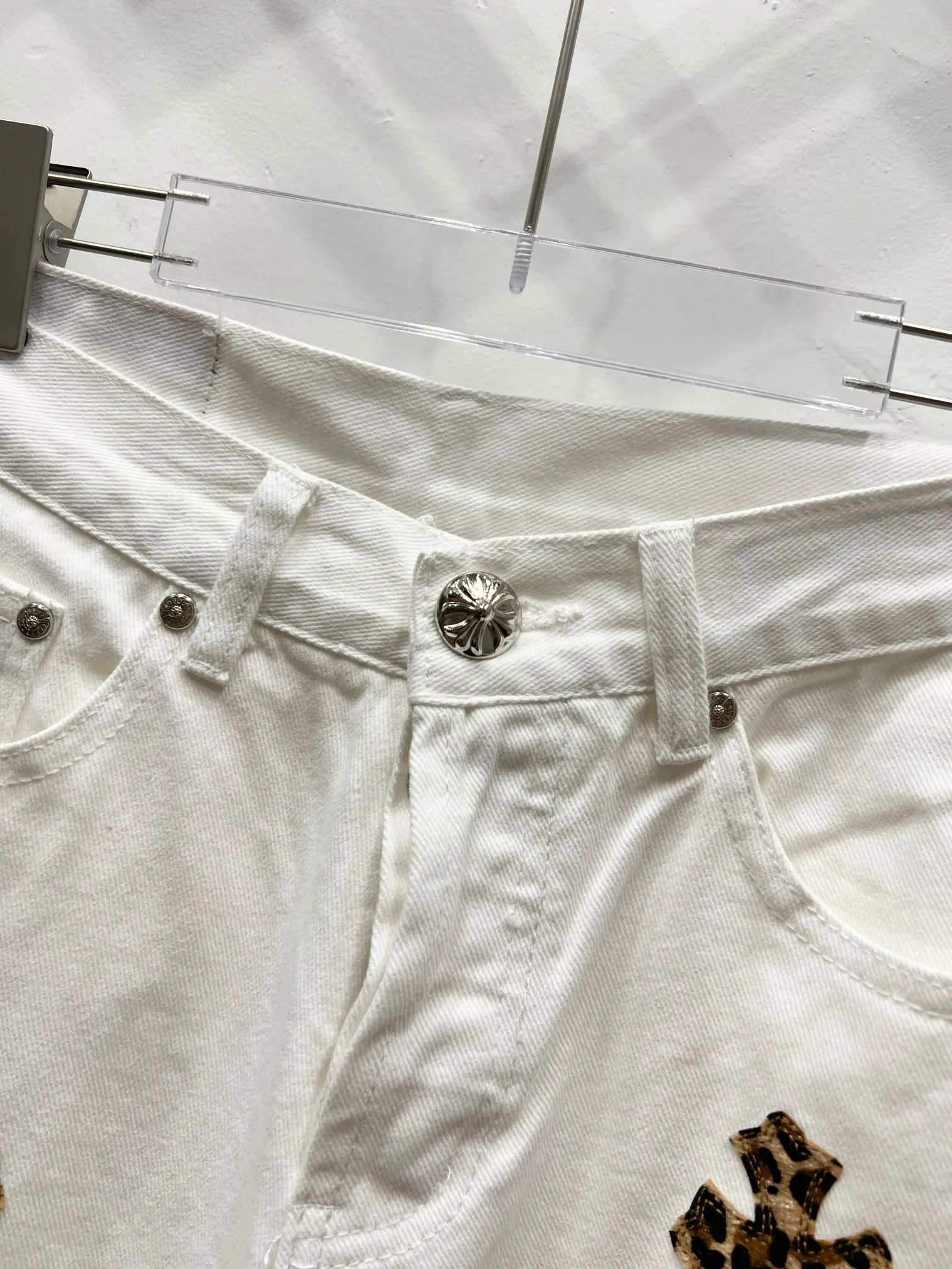 P240 Style Number: (c017) Chrome Hearts CH Chrome Hearts white leopard print leather jeans! The counter price is 4W level, the patchwork is embellished with cross patterns, and the jeans are washed! ! An absolutely high-end luxury product, a 1.9W-level god-level single product, a super popular product, made by top heavy industry, a magic weapon that cannot be missed! [About Zangyin] This is an extremely luxurious fashion brand that can also be called the aristocracy of the high street. It has always been an exclusive brand for some hipsters or rich second generations. Compared with ordinary high streets, it is more luxurious and noble. Compared with luxury brands, it has a more fashionable personality and has always been a brand that I have a special liking for. -Color: White -Size: 28-30-32-34 (S-XL)